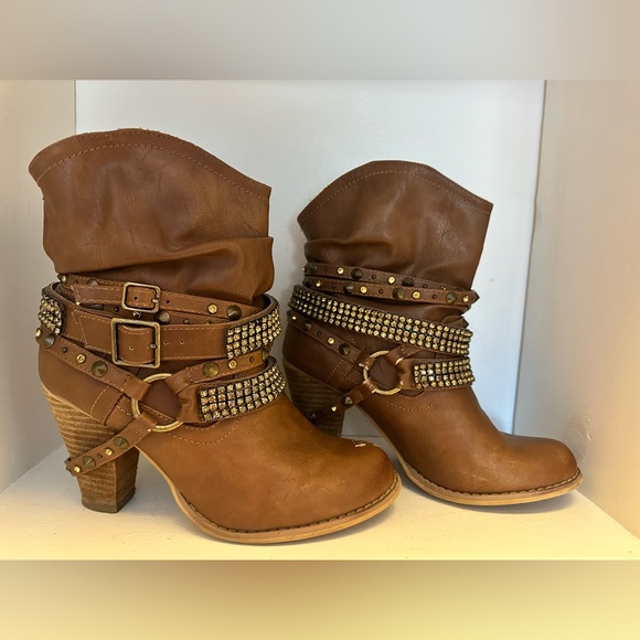 Women’s Boots - Picture 1 of 5